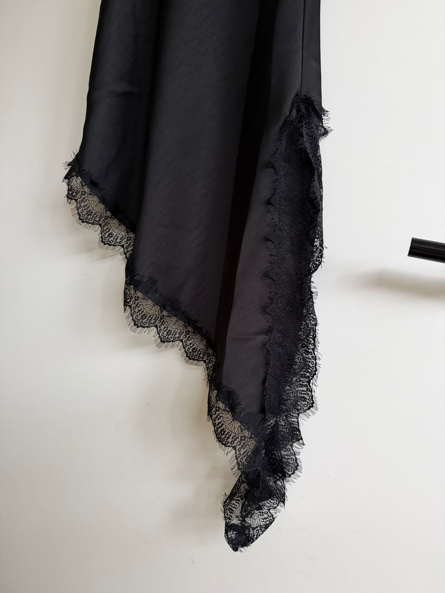 Satijnen top met kant - zwart